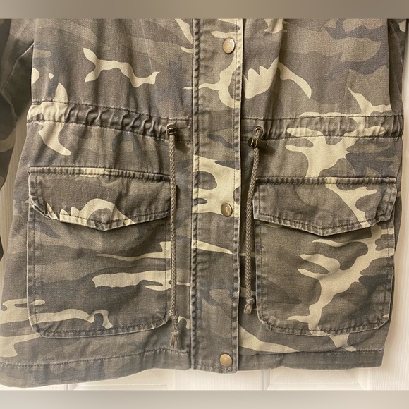 Charlotte Russe Camo Jacket Women’s Size Medium - Picture 4 of 16